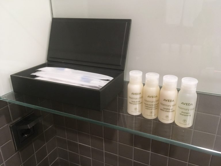 AVEDAのバスセットとアメニティボックス