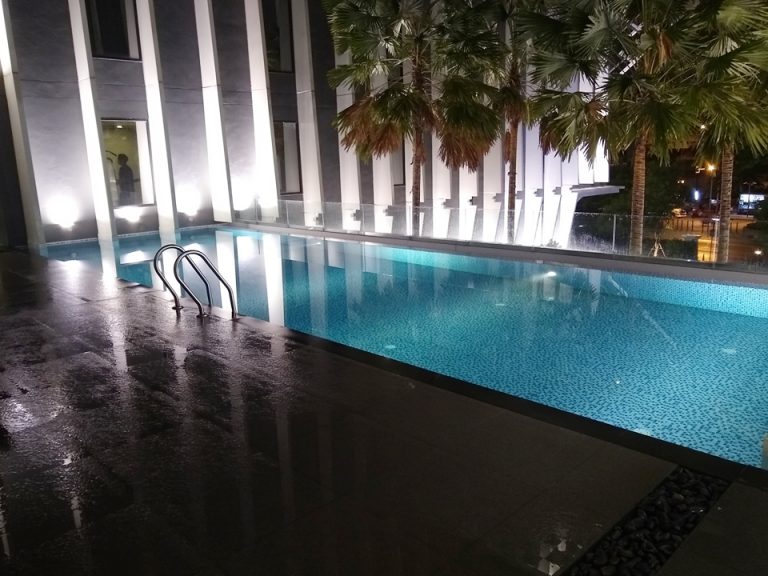 プール夜