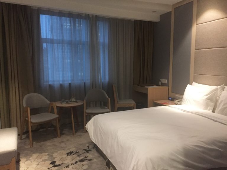 客室全体窓際方向1