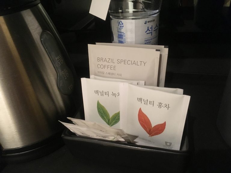 ティーセット。緑茶、紅茶、コーヒー。