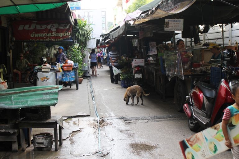 ホテル近くの路地