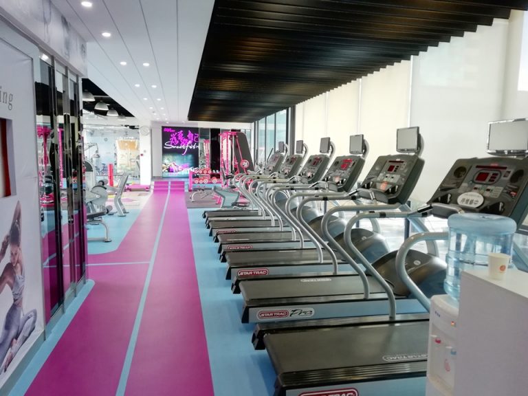 ずらっと並ぶランニングマシーン。左はヨガコーナーです。