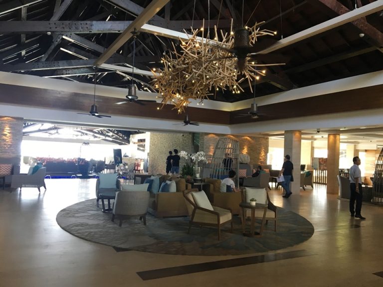 奥が海なので明るいロビー