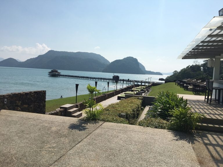 プールから直接海へ行けます