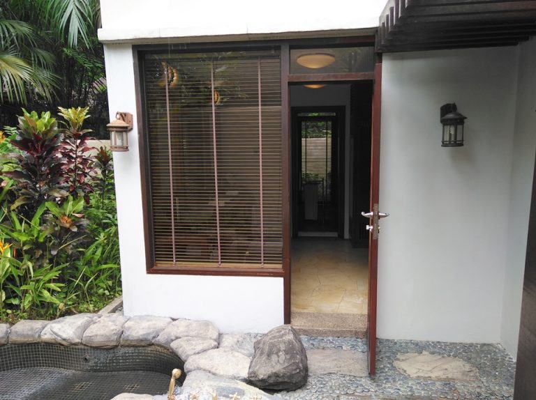 温泉露天風呂からバスルームを見た図