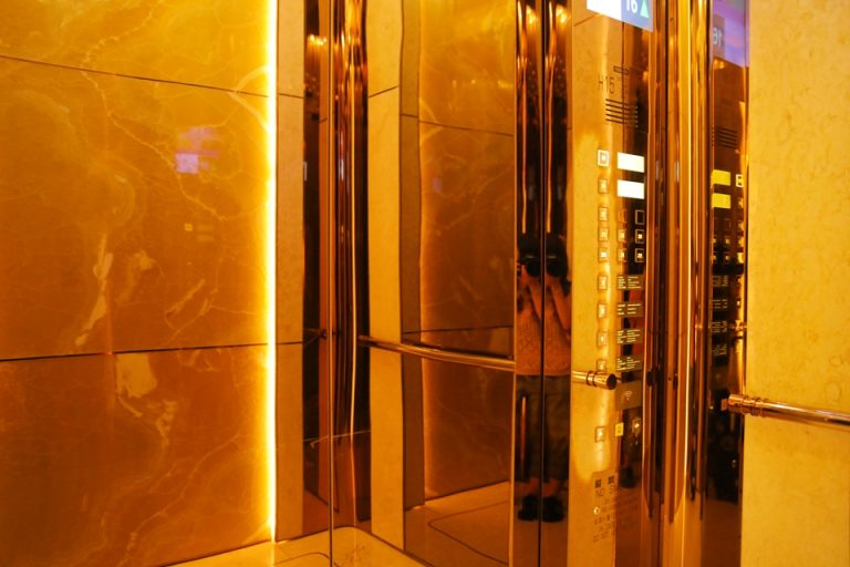 エレベーターホール②