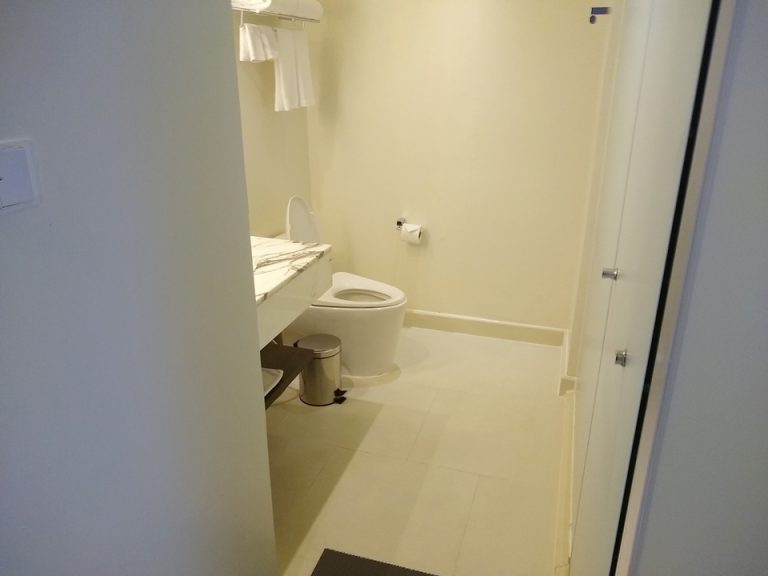 トイレ、洗面台