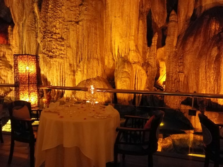 洞窟レストラン6