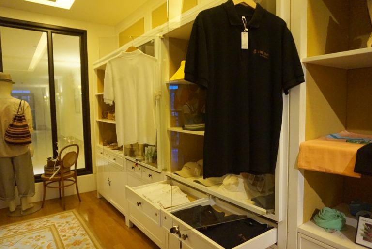 ショップ内。ダナオリジナルのポロシャツ