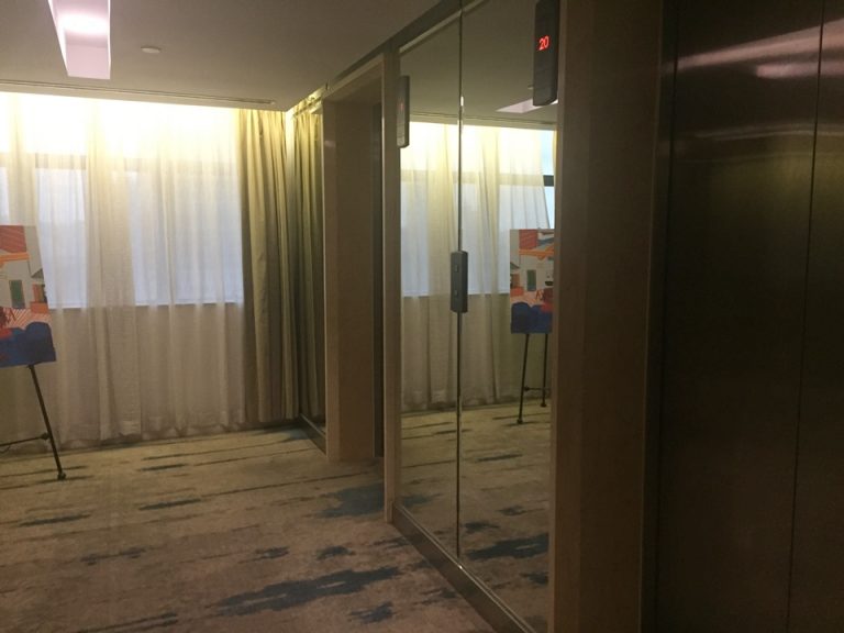 客室階エレベーターホール2