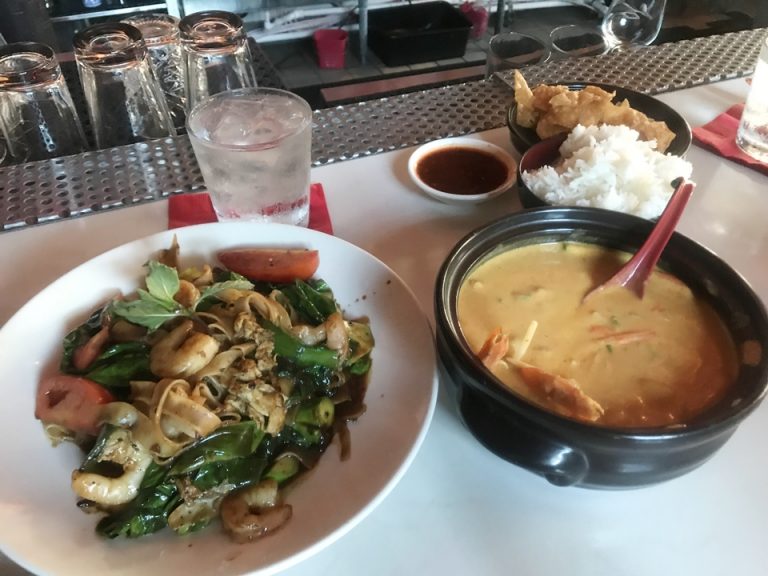 MONKEY KING 近くのバーでランチ