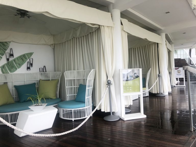 要追加料金プール下でビーチを望む特別席