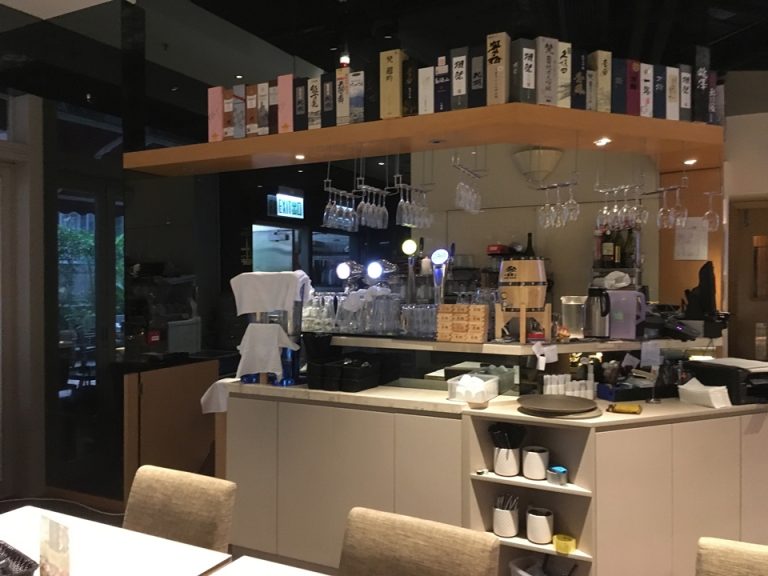 店内バーカウンター