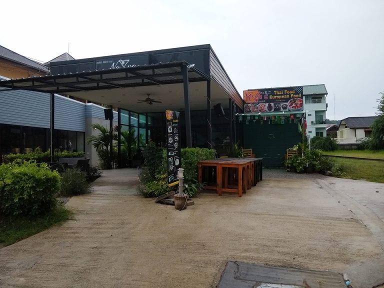 ホテル前にあるレストラン