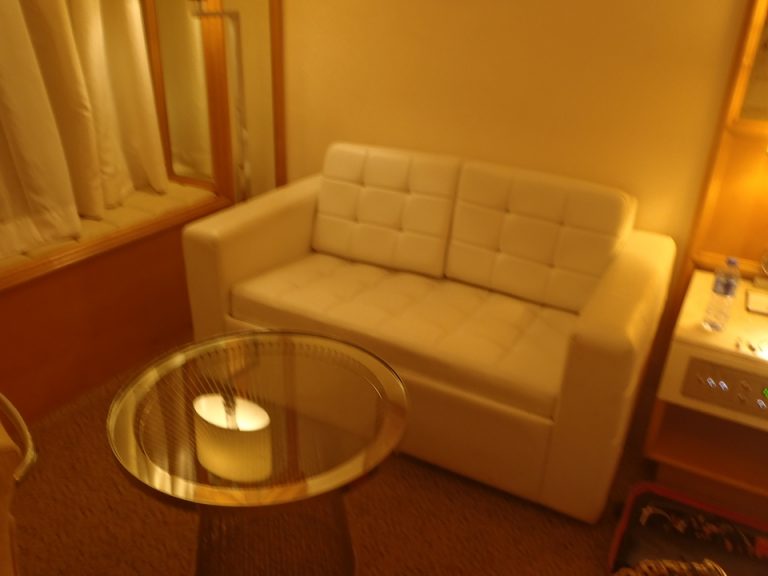 客室ソファ_化粧台前