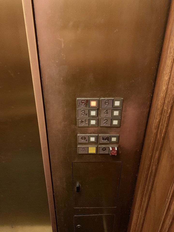 エレベーター階数ボタン