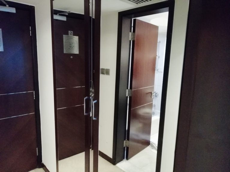 閉じた状態のクローゼット(ミラーになってます。)