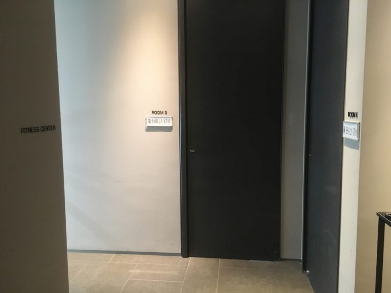 ジムの手前にミーティングルームがあるようです。