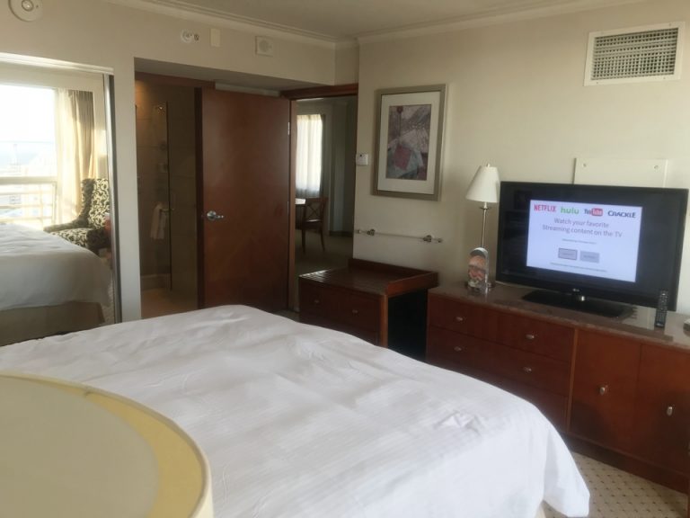 寝室奥から入り口にかけて