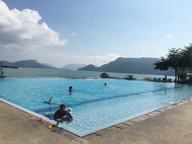 大人用プール手前は子どもも入れます