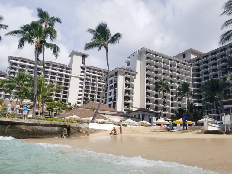 ビーチから見たハレクラニ外観