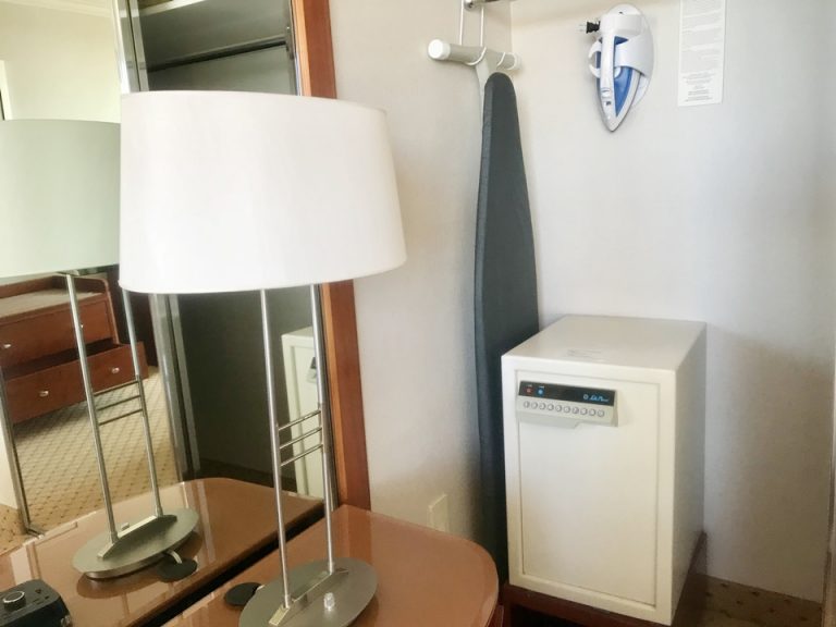 クローゼット左側 アイロンにセキュリティボックス