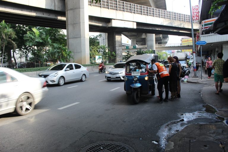 ホテル前の大通り