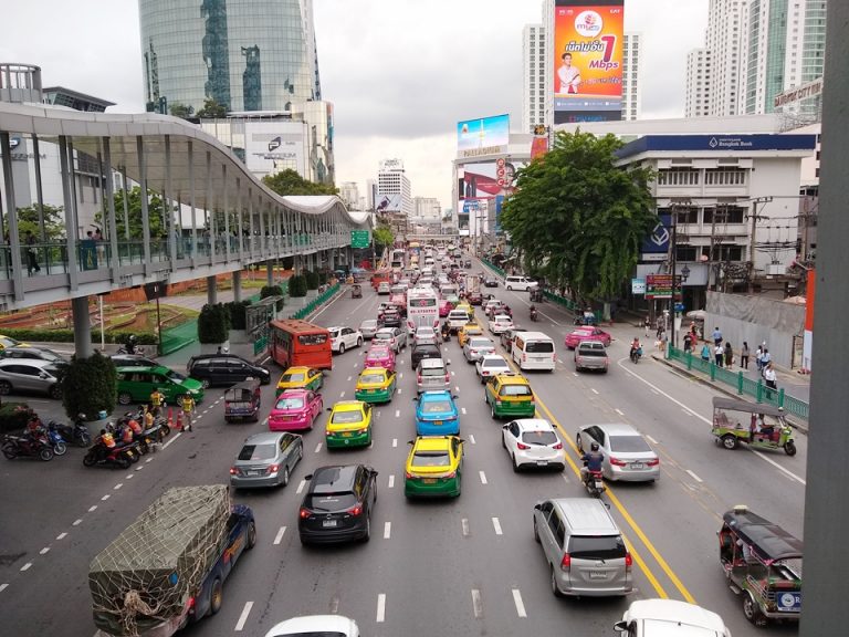 バンコク市内の歩道橋からの眺め