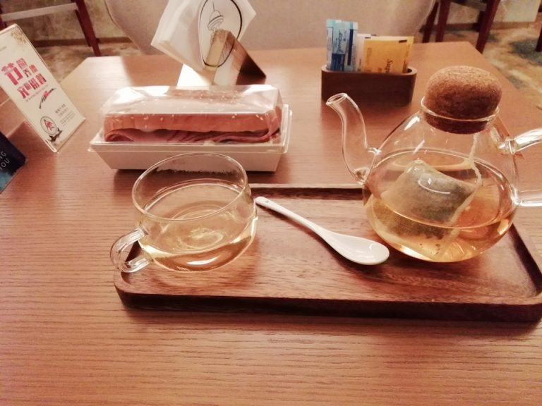 Lobby Loungeで食べたサンドイッチとミントティー