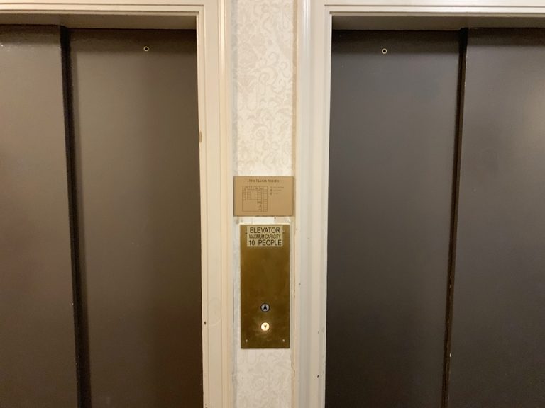 11階エレベータホール