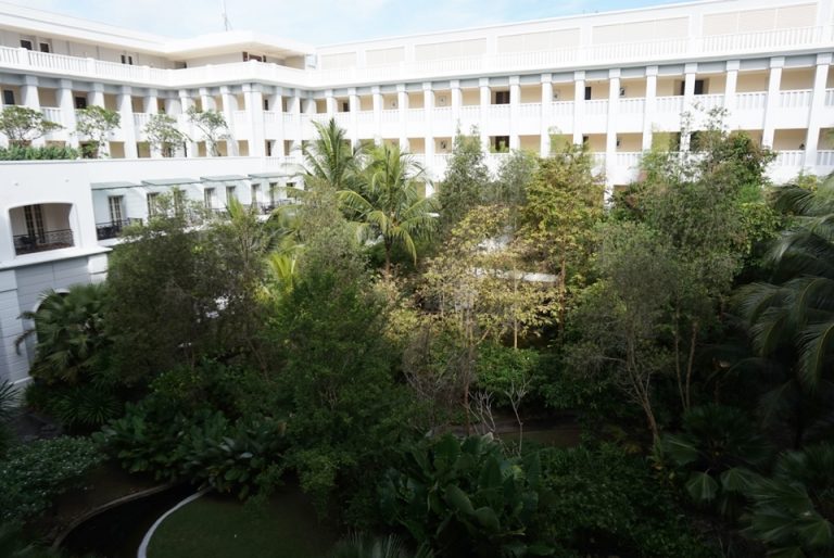 ホテルの造りは四角、真ん中に大きな庭