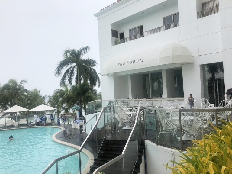 プールとサイドバー「THE FORUM」
