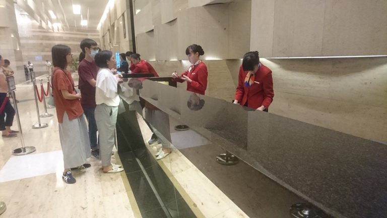 フロントのカウンター