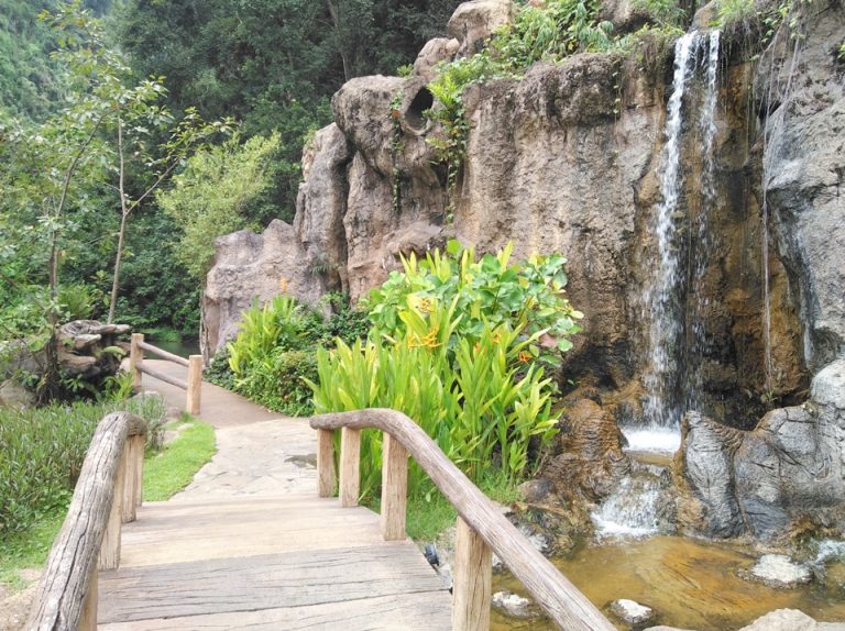 ヴィラに通じる道2