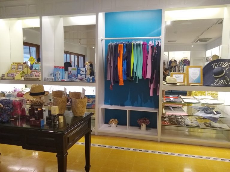 お土産ショップ内観