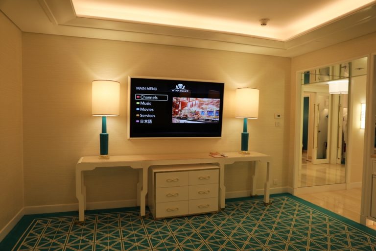 ベットからテレビ