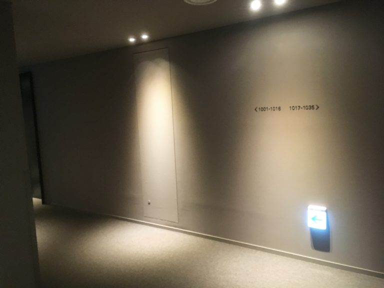 エレベーターホールから見た部屋案内