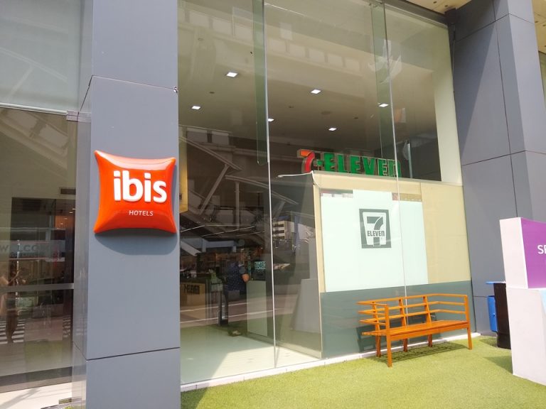 ホテル近くのコンビニエンスストア