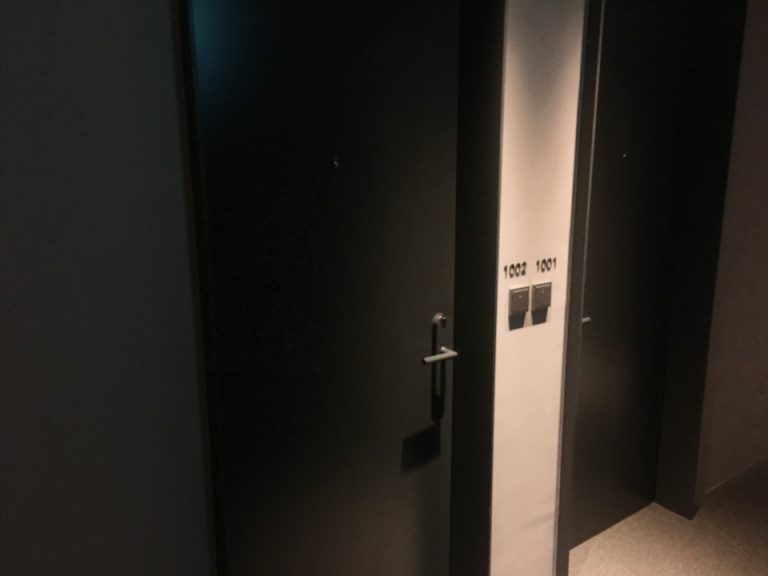 部屋のドア外から見た様子