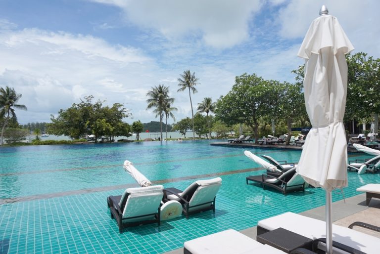 プールサイドのカウチ。気持ちよかった。ずっと風がつよくパラソルが開けなかった