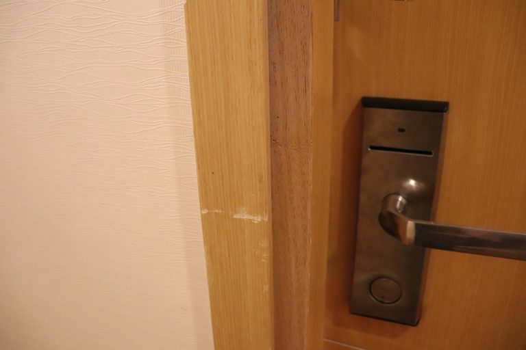 部屋入口ドア