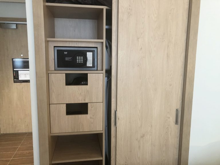 クローゼット外観(開けた状態) (1)