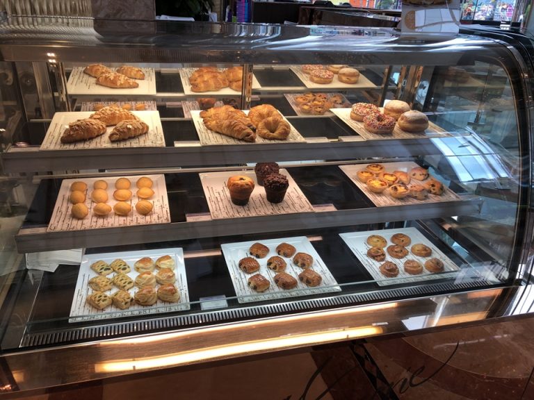 1階ロビー_売店パン