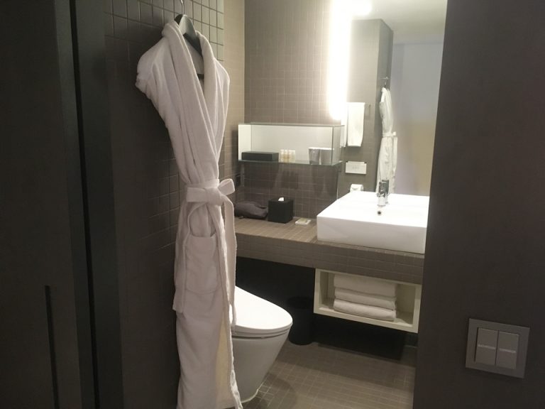 廊下から見たバスルーム内の様子