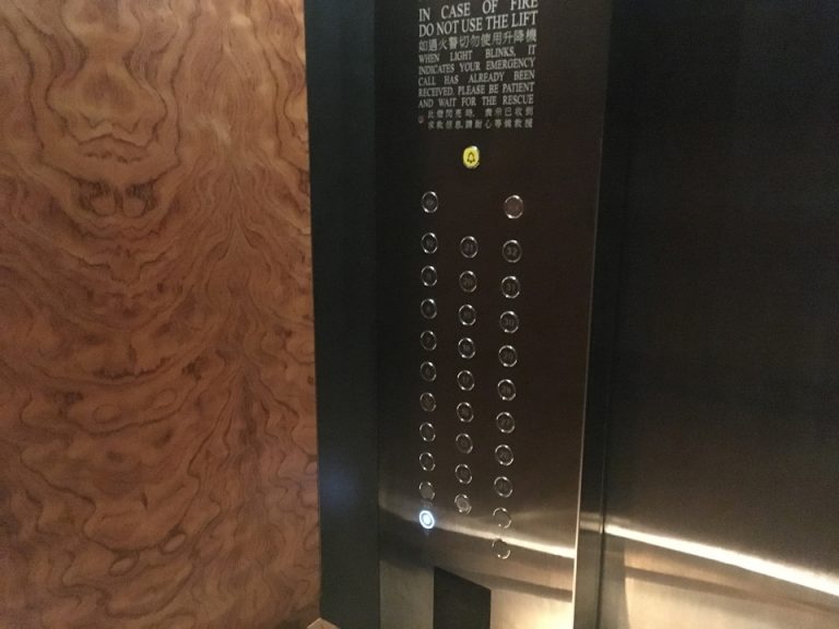エレベーターボタン_下部の黒い部分にカードをかざすと宿泊階のボタンが押せます
