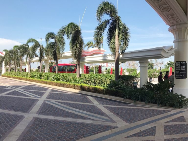 シャトルバス停