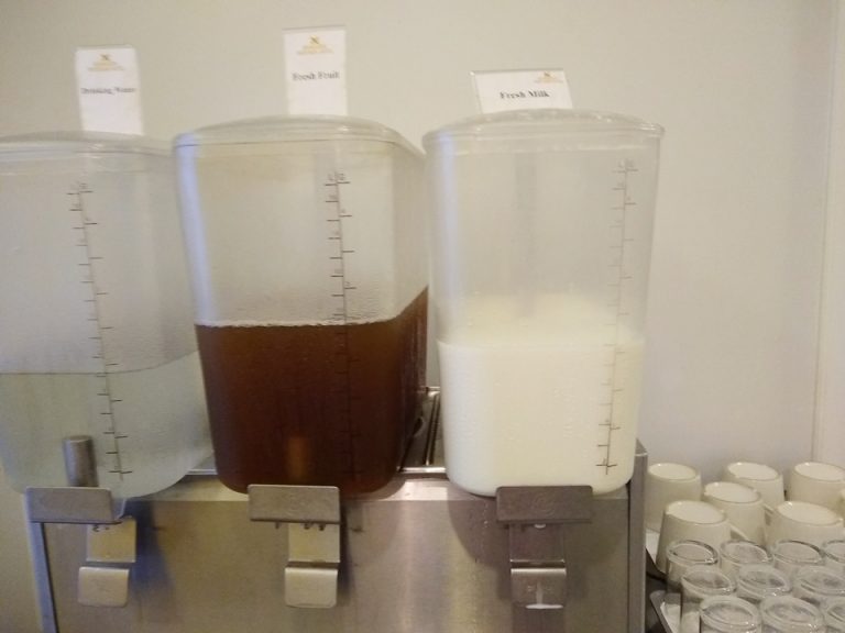 水、フレッシュジュース、ミルク