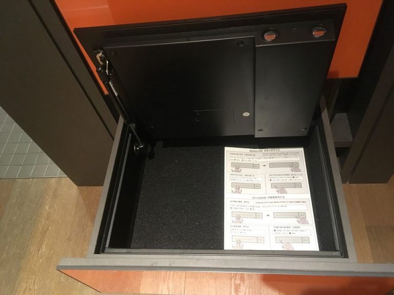 金庫を開けた様子、中に説明書きが入っています。