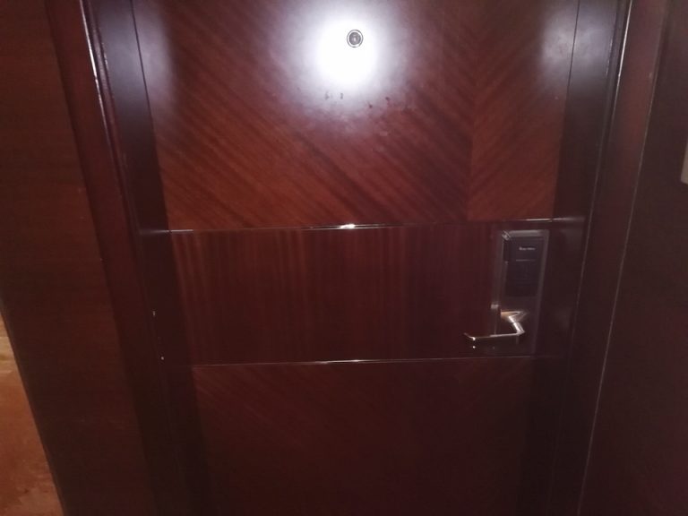 客室ドア(廊下側から)