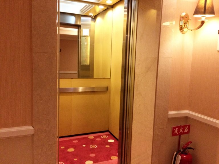 エレベーター内観